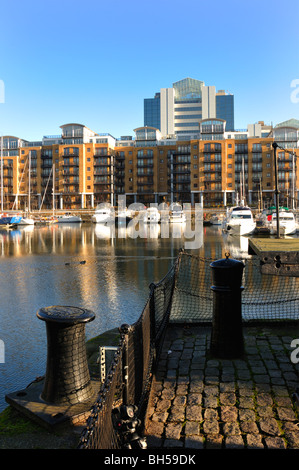 LONDRES, Royaume-Uni - 03 JANVIER 2010 : St Katharine's Dock, ville de Londres Banque D'Images