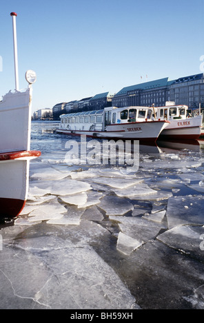 Jan 26, 2010 - Vue de la Binnenalster partiellement gelé (Inner Alster) dans la ville allemande de Hambourg. Banque D'Images