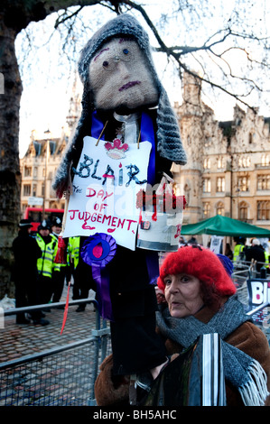 Des centaines se sont réunis à l'extérieur de l'enquête Chilcot pour appeler à l'arrestation de Tony Blair pour crimes de guerre en Irak Londres 29.01.10 Banque D'Images