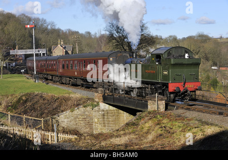 Great Western réservoir du moteur et les entraîneurs Highley Station feuilles, Shropshire, Angleterre Banque D'Images