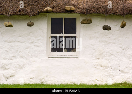 Chaume traditionnel chalet au crofting Luib, île de Skye, fenêtre. Banque D'Images