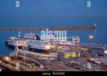 Le port ferry de Douvres au crépuscule, Kent, Angleterre Banque D'Images