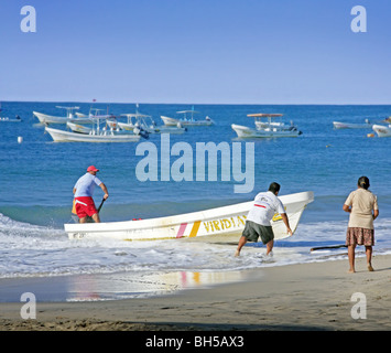 Puerto Escondido Oaxaca au Mexique dans l'échouage bateau de pêche pêcheur Banque D'Images