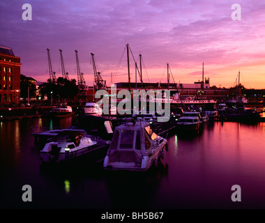 Le port flottant à la portée de St Augustine dans la ville de Bristol à Dusk, Bristol, Angleterre. Banque D'Images