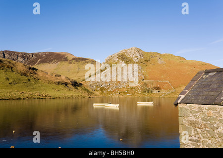 Rhyd-Ddu Gwynedd au nord du Pays de Galles au Royaume-Uni. Llyn y Dywarchen lac avec bateaux en hiver dans les montagnes de Snowdonia National Park' ' Banque D'Images