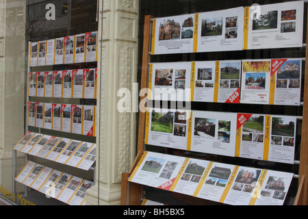 Propriété en vente dans une fenêtre d'agents immobiliers dans une ville du Royaume-Uni. Banque D'Images