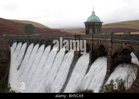 Vue de la vallée de l'Elan barrages et réservoirs près de Rhayader Banque D'Images