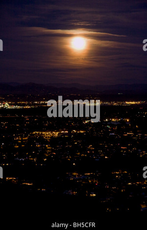 Pleine lune s'élève au-dessus de San Diego Banque D'Images