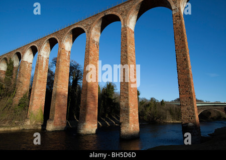 L'Leaderfoot ancien viaduc de chemin de fer dans la région des Scottish Borders - grès élégante du 19ème siècle en brique et en génie Banque D'Images