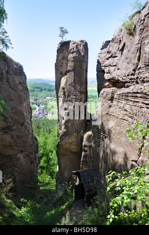 Drabske svetnicky - Entrée au château de roche en ruine à 4 kilomètres au nord-est de Mnichovo Hradiště. Banque D'Images