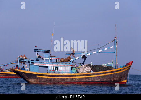 Bateau de pêche colorés à Mui Ne Banque D'Images