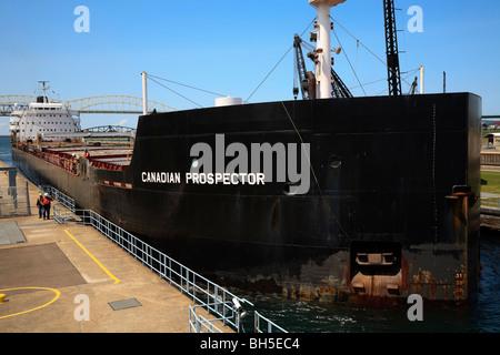 Lake Freighter Canadian Prospector entrant dans l'écluse entre le lac Supérieur et le lac Huron, à Peterborough. Banque D'Images