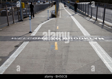 Un message de bienvenue s'incrusté dans le sol sur le côté de Brooklyn le pont de Brooklyn à New York Banque D'Images