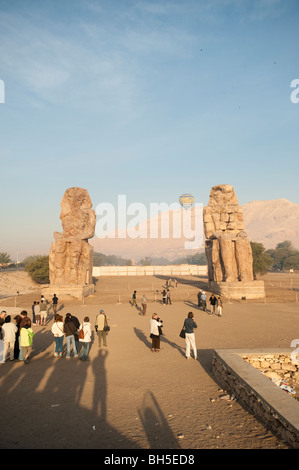 Ballon à air chaud à l'Collosi de Memnon près de Louxor, Egypte, Afrique du Sud Banque D'Images