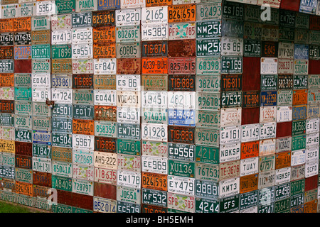 Mur d'angle de plaques d'immatriculation voiture métal Banque D'Images