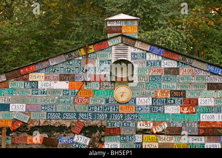 Mur de plaques d'immatriculation voiture métal sur garage Banque D'Images