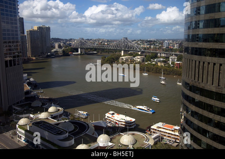 Bateaux sur la rivière Brisbane près du Story Bridge, ville de Brisbane, Queensland, Australie. Pas de PR Banque D'Images