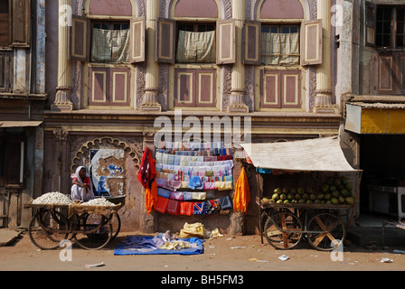 Vieille Femme vendant l'ail dans une rue de Khambat, Gujarat, Inde. Banque D'Images