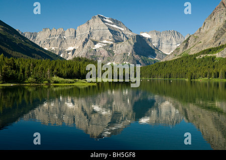 Mt. Gould se reflète dans le lac Swiftcurrent à beaucoup de Glacier Banque D'Images