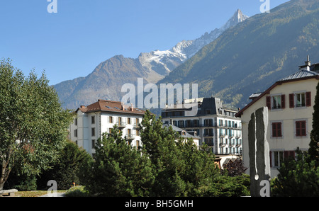 Vue vers le Mont Blanc alpine vont de la ville de Chamonix, en Haute Savoie, Rhone Alpes, France Banque D'Images