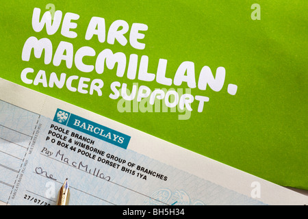 Écrire un chèque à l'organisme de bienfaisance Macmillan en réponse à nous Est un appel de l'organisme de bienfaisance Macmillan cancer support Banque D'Images