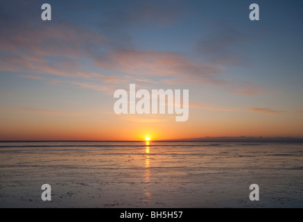 Derniers rayons de soleil se reflétant de la nouvelle couche immaculée de glace de mer au coucher du soleil sur la mer Baltique , Golfe de Botnie , Finlande Banque D'Images