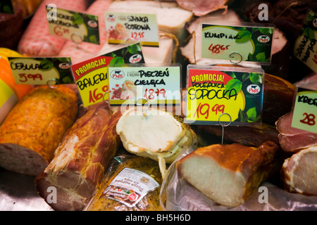 Saucisses polonaises et la viande cuite / les viandes dans un refroidisseur, du cabinet à Gliwice, en haute Silésie, Pologne. Banque D'Images