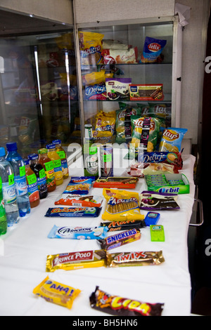 Un simple affichage des bonbons, confiserie, & Chips, dans un transport de voiture buffet polonais sur un train à destination de Cracovie. La Pologne. Banque D'Images