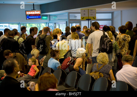 Les passagers d'Easyjet à l'embarquement à Cracovie Jean-Paul II l'Aéroport International de Balice (Cracovie, Pologne). Banque D'Images