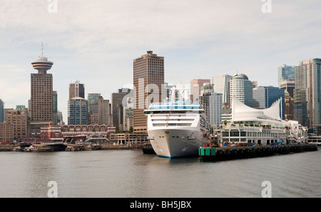 Bateau de croisière Island Princess, amarré au terminal de croisière de Vancouver à Canada Place, Vancouver, BC, Canada Banque D'Images