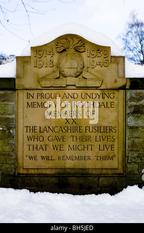 Plaque à la mémoire de la guerre de pierre dédiée à la Lancashire Fusiliers, outre le cénotaphe de Rochdale conçu par Sir Edwin Lutyens. Banque D'Images