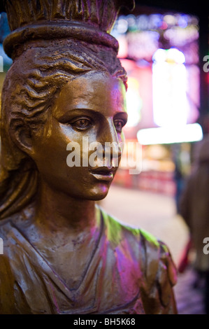 Une sculpture en bronze et d'un buste Banque D'Images