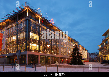 Illumination de Noël à l'immeuble de bureaux de la Stadtwerke GmbH un fournisseur d'énergie dans la région de Halle (Saale), Allemagne Banque D'Images