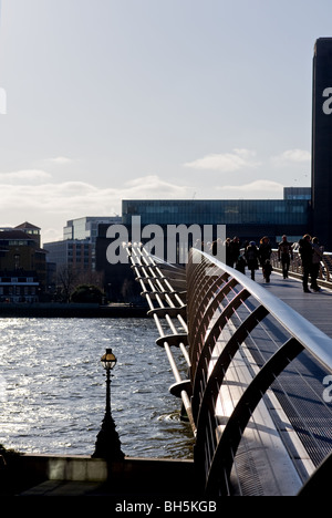 Les gens qui marchent à travers le Millenium Bridge à Londres. Photo par Gordon 1928 Banque D'Images