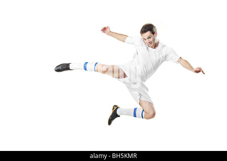 Soccer player jumping isolé sur fond blanc Banque D'Images