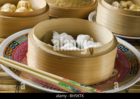 Dim sum dumplings chinois dans des paniers vapeur Banque D'Images