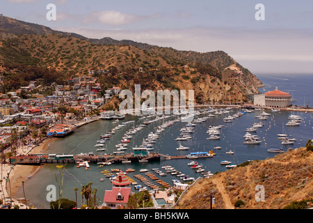 Vue sur le port de la ville d'Avalon l'île de Catalina, Californie Banque D'Images