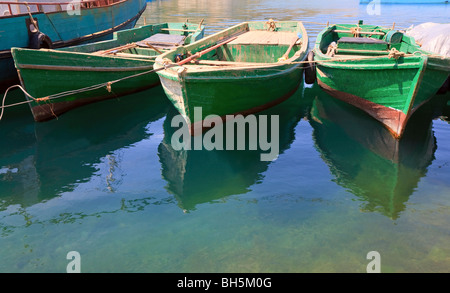 Bateaux en bois au quai (ville de Balaclava, Crimea, Ukraine) Banque D'Images