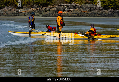 Les kayakistes de mer lumière négociation surfez sur la plage MacKenzie dans la région de Pacific Rim, Tofino, BC Banque D'Images