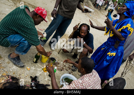 Les haïtiens se sont rassemblés autour d'un schéma rituel effectué sur le terrain pendant la cérémonie vodou en saut d'eau, en Haïti. Banque D'Images