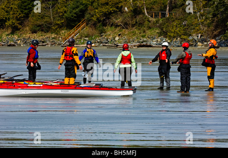 Le kayak de mer se prépare à l'exercice et les navires avant le départ de la plage MacKenzie dans la région de Pacific Rim, Tofino, BC Banque D'Images