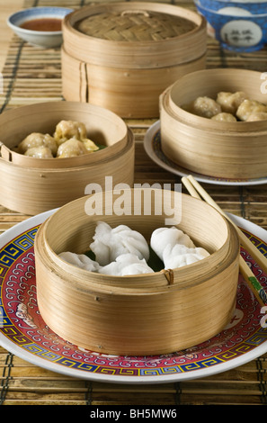 Dim sum dumplings chinois dans des paniers vapeur Banque D'Images