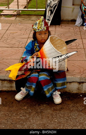 Jeune fille avec masque, phitakon festival (pi ta khon) , dansai loei, Thaïlande du nord-est , Banque D'Images