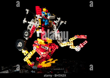 Robot Lego debout sur monticule de Lego noir Banque D'Images