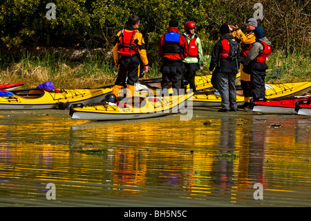 Le kayak de mer se préparent pour le départ des bateaux à partir de la plage MacKenzie dans la région de Pacific Rim, Tofino, BC Banque D'Images