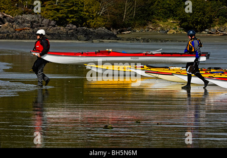 Le kayak de mer se préparent pour le départ des bateaux à partir de la plage MacKenzie dans la région de Pacific Rim, Tofino, BC Banque D'Images