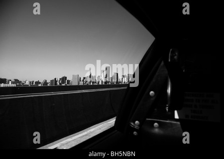 L'horizon de Manhattan depuis l'intérieur d'une NYC taxi près de Queensboro Bridge, New York City, New York USA Banque D'Images