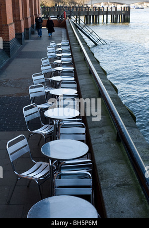 Une rangée de tables et chaises vides sur la rive sud de Londres. Photo par Gordon 1928 Banque D'Images