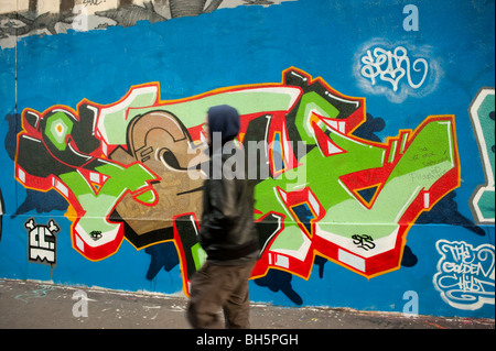 Paris, France, Graffiti peintures sur mur, homme marchant silhouette Profil Banque D'Images