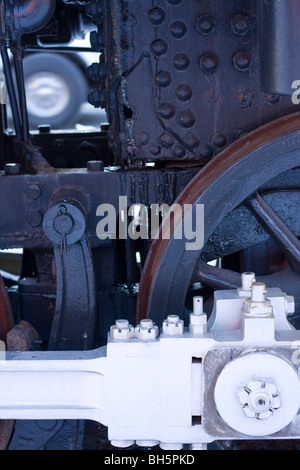 Détail de locomotive à vapeur. Roue d'entraînement et poussoir. Banque D'Images